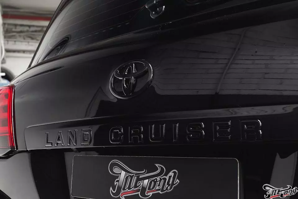 Toyota LandCruiser 200. Окрас хрома в черный глянец (антихром). Установка мультимедийного экрана для заднего пассажира.